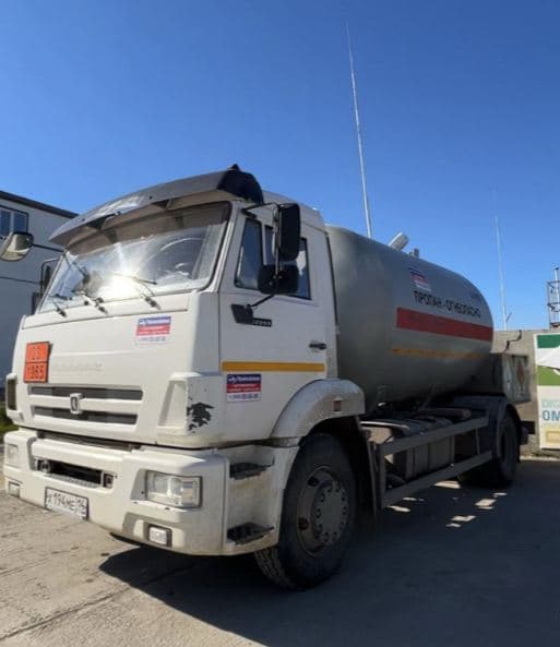 Газовоз на заправке